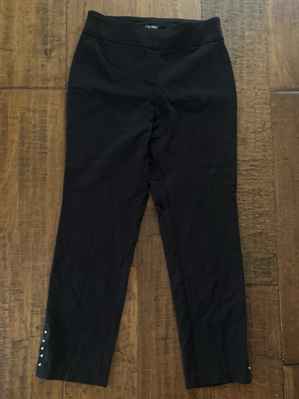 Roz & Ali black capri leggings with silver studs on the side slits, size 4